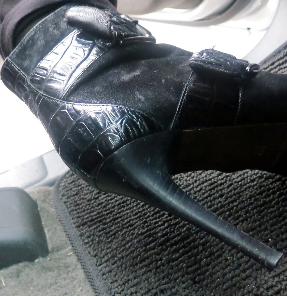 25P Donald Pliner Phython Boots