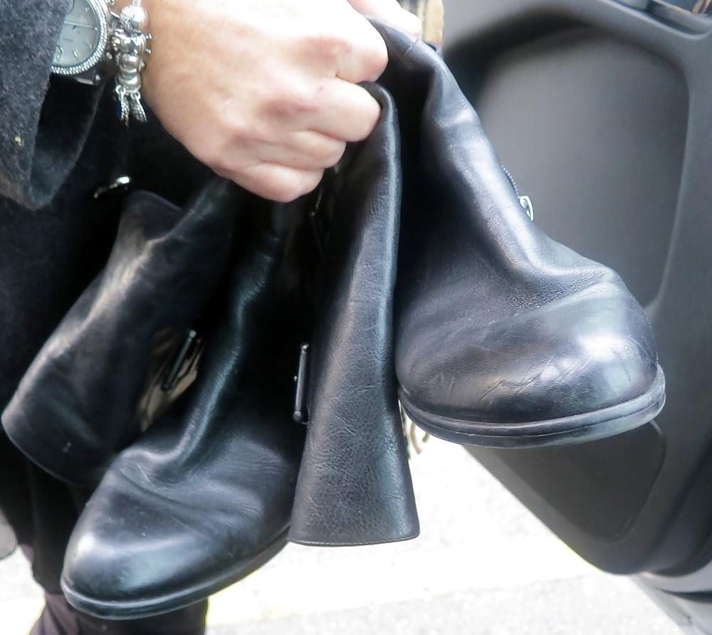 25P Donald Pliner Phython Boots