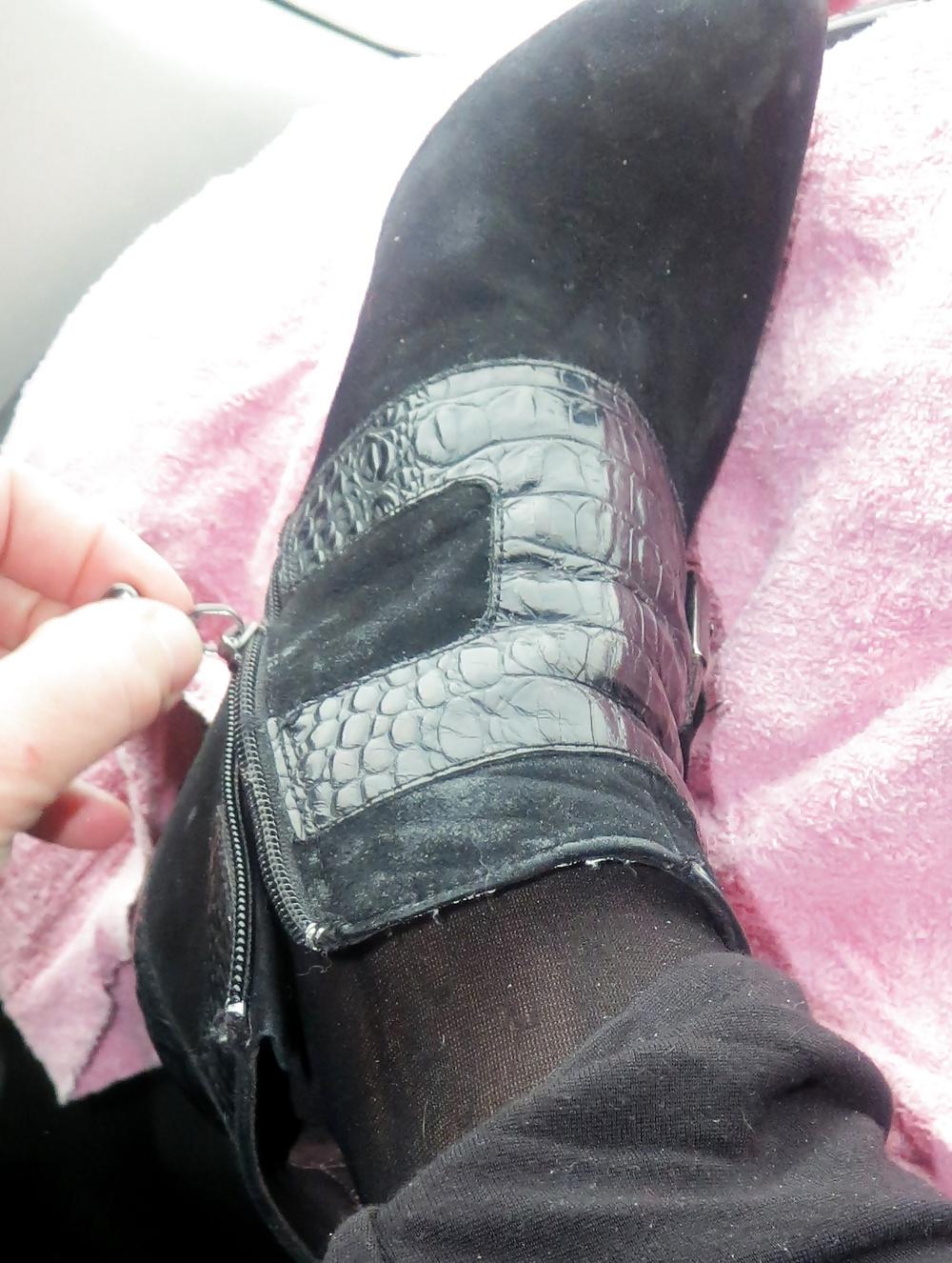 25P Donald Pliner Phython Boots