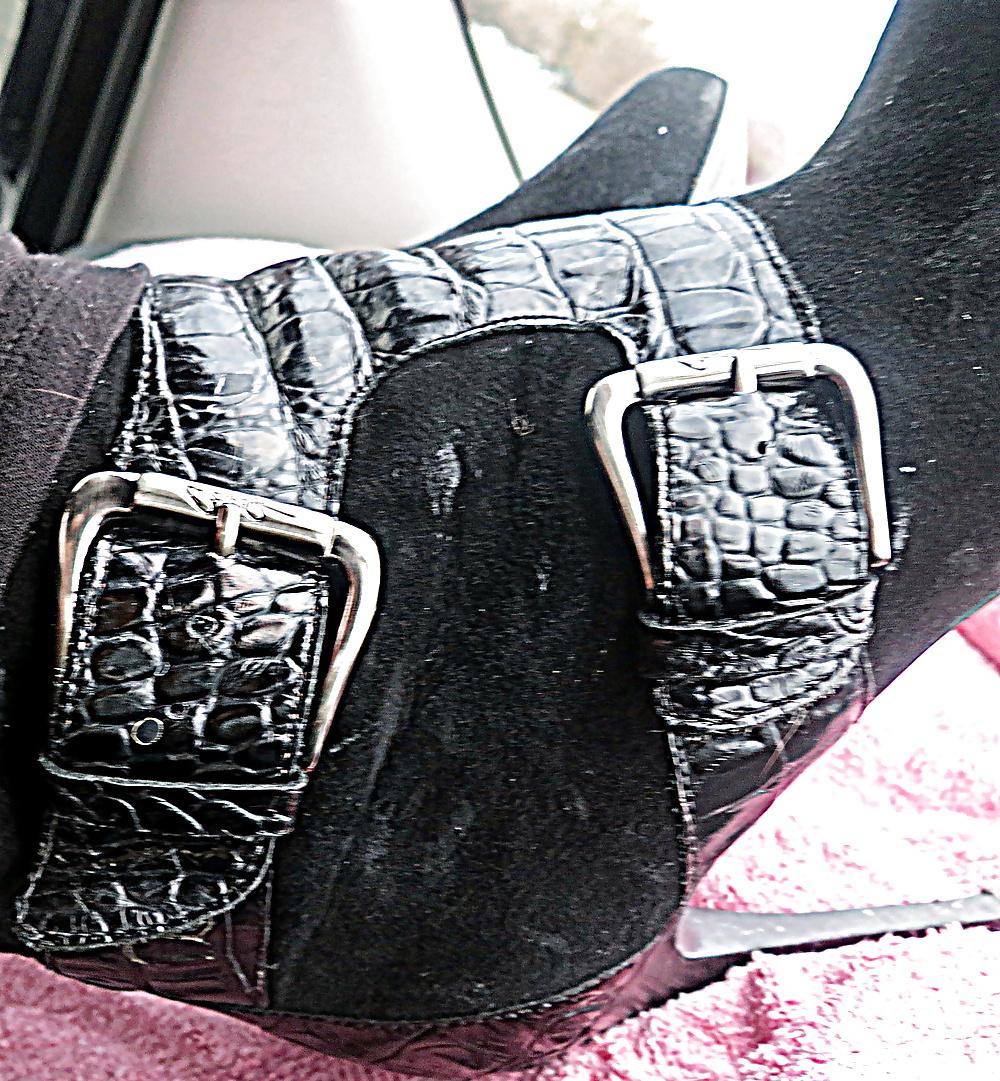 25P Donald Pliner Phython Boots