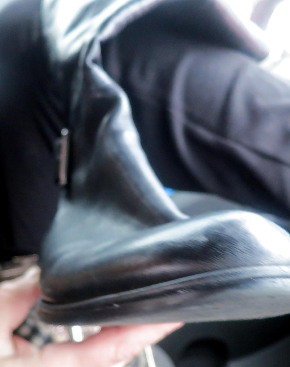 25P Donald Pliner Phython Boots