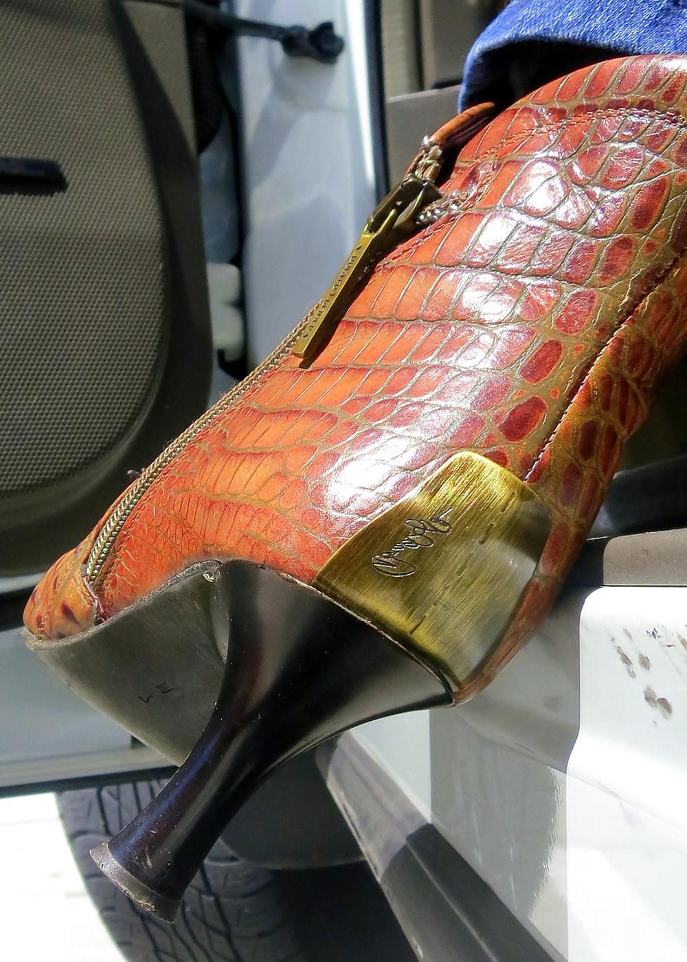25P Donald Pliner Phython Boots