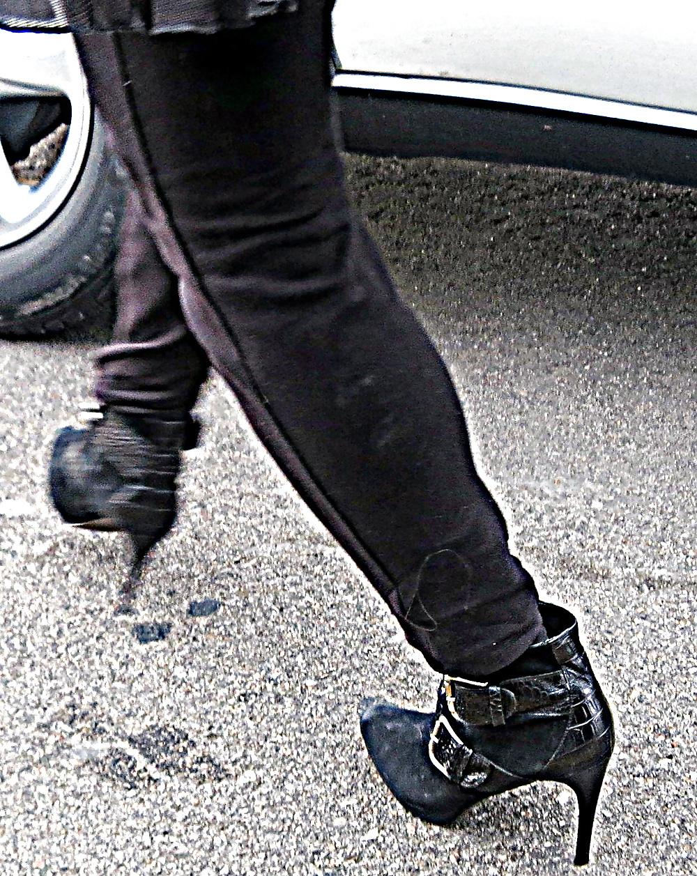 25P Donald Pliner Phython Boots