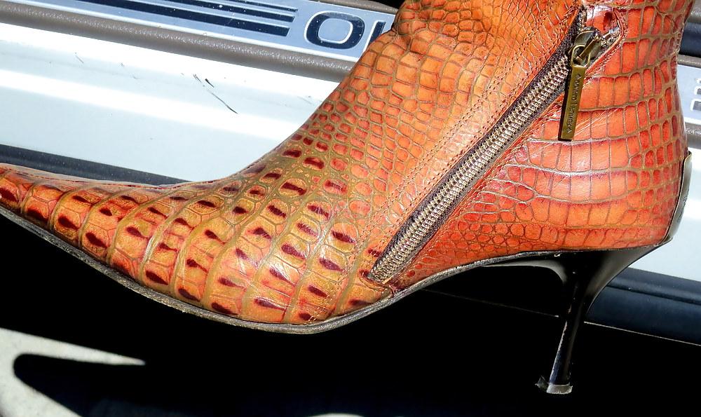 25P Donald Pliner Phython Boots