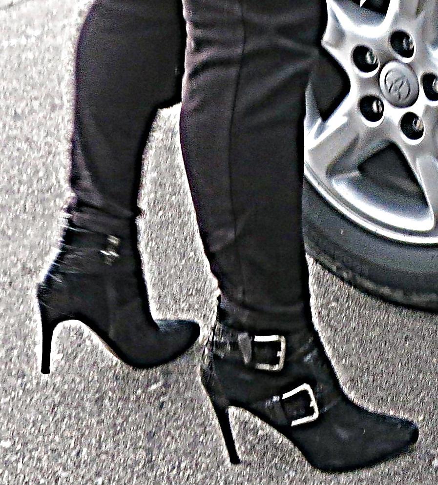 25P Donald Pliner Phython Boots