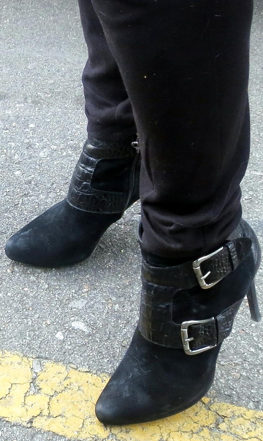 25P Donald Pliner Phython Boots