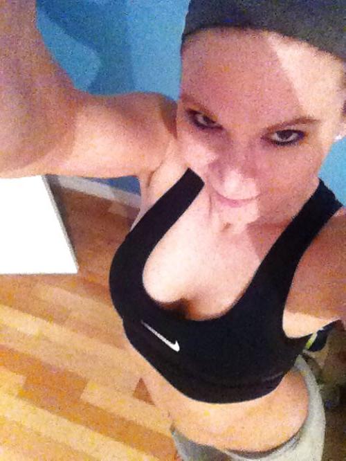 20P Girls in sports bras