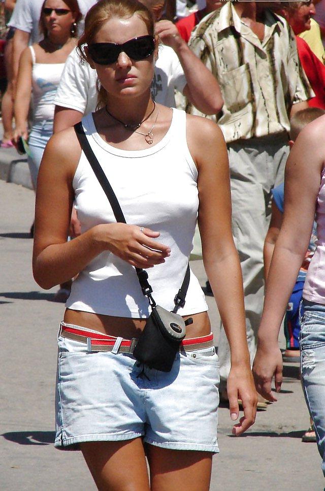 25P Candid Streets Babes 3 – Vorderansicht – von Voyeur TROC