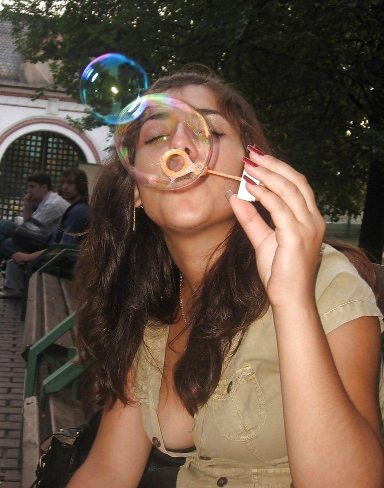 25P Candid Streets Babes 3 – Vorderansicht – von Voyeur TROC