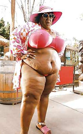 25P Big bras on ebony women