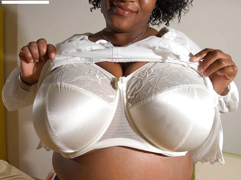 25P Big bras on ebony women