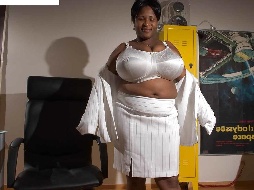 25P Big bras on ebony women