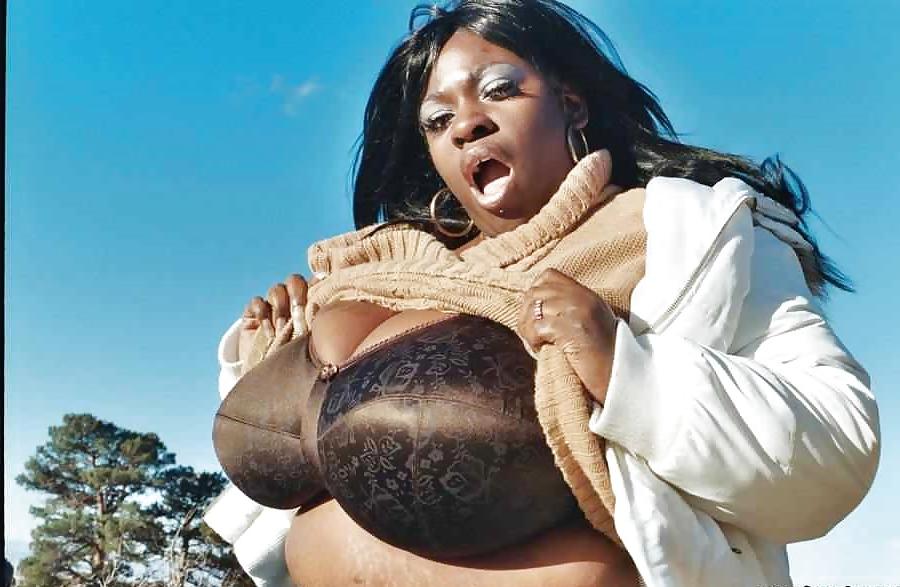 25P Big bras on ebony women