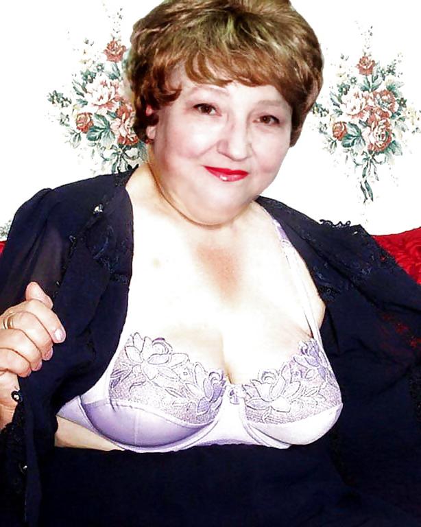 17P Big bras on mature women's!