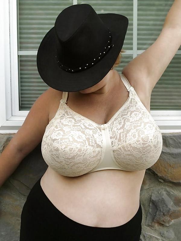 17P Big bras on mature women's!