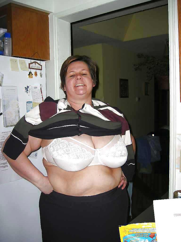 17P Big bras on mature women's!