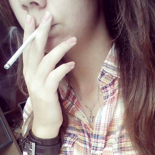 23P Girls and Ladies Smoking 