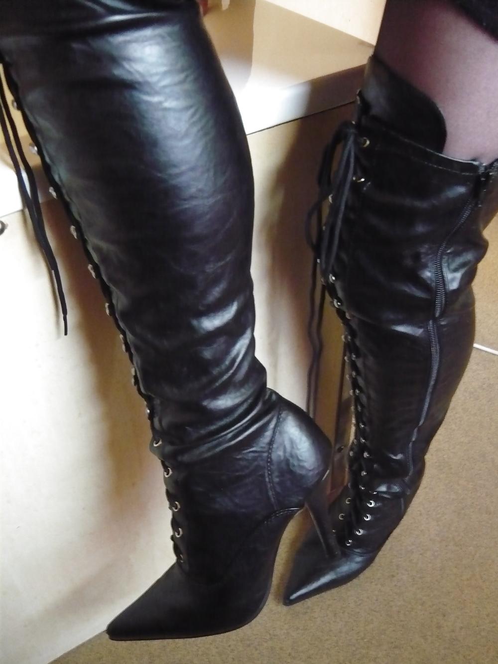 25P Old Ladie's New Boots