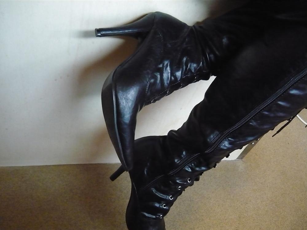 25P Old Ladie's New Boots