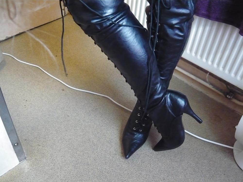 25P Old Ladie's New Boots