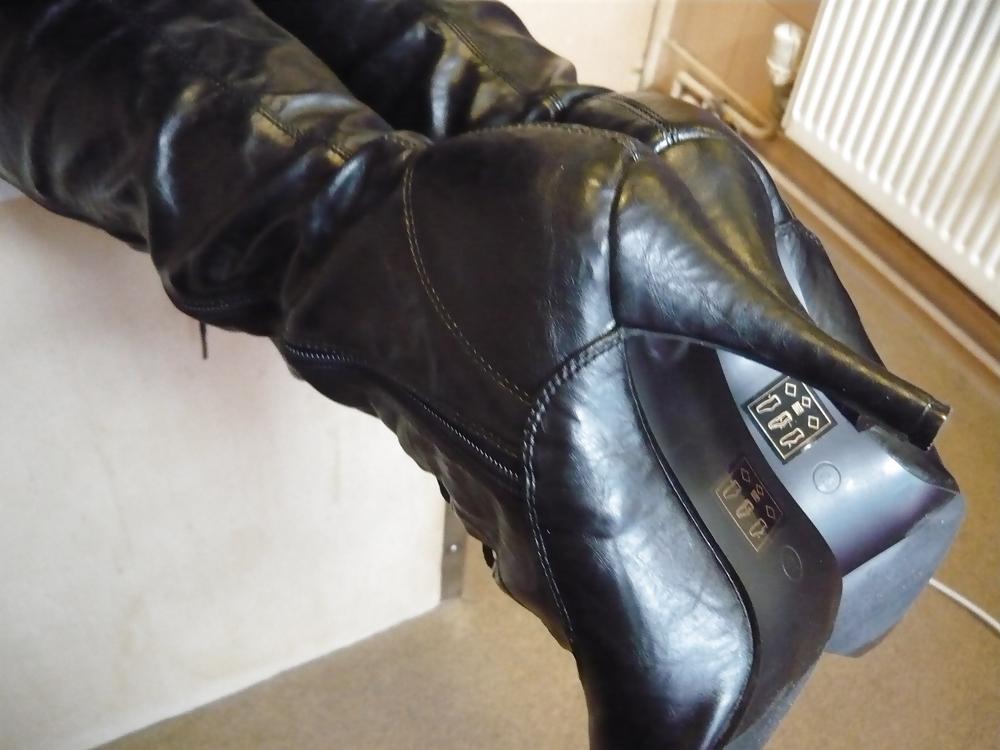 25P Old Ladie's New Boots