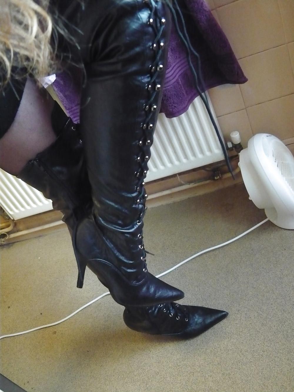 25P Old Ladie's New Boots