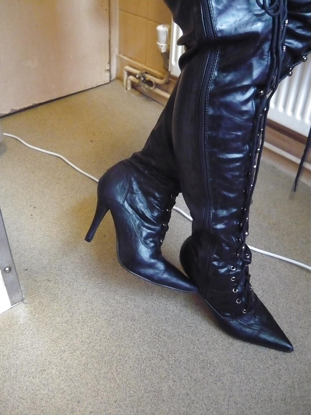 25P Old Ladie's New Boots