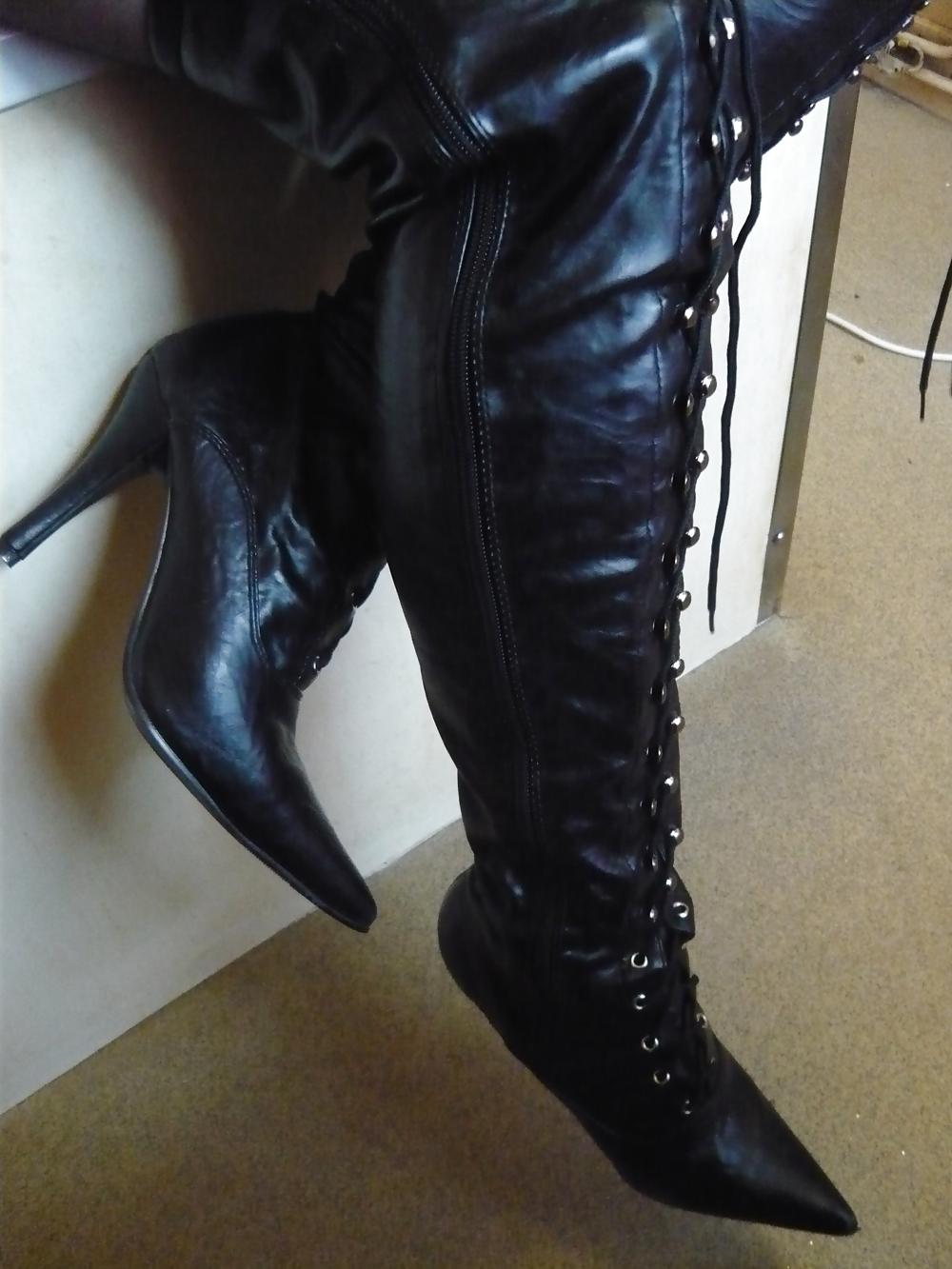25P Old Ladie's New Boots