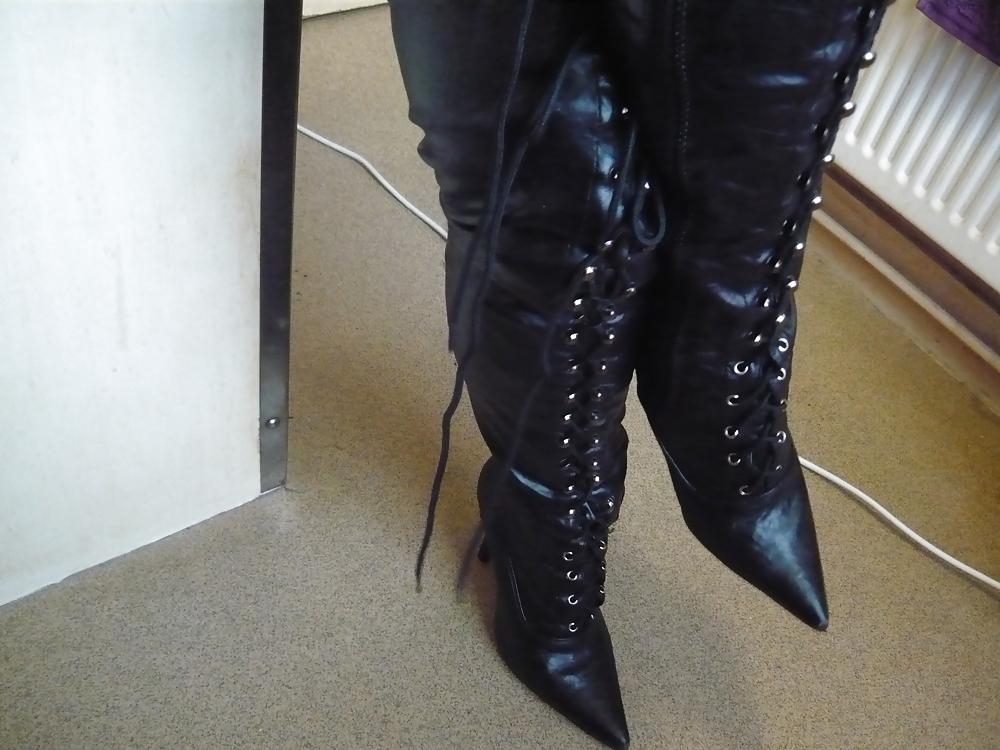 25P Old Ladie's New Boots