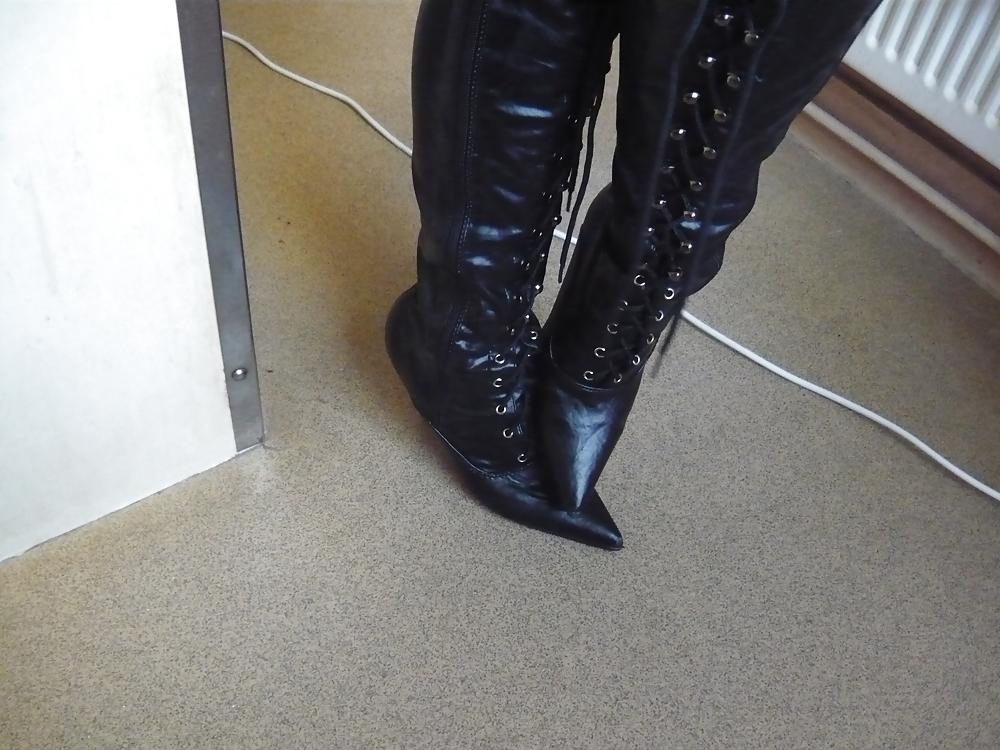 25P Old Ladie's New Boots