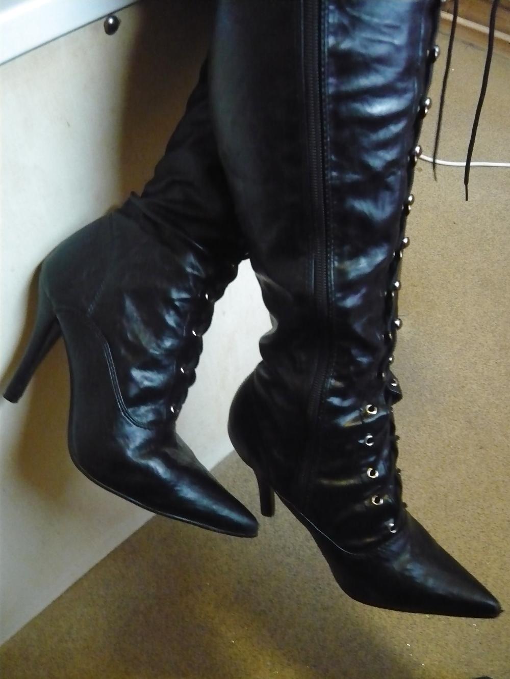 25P Old Ladie's New Boots