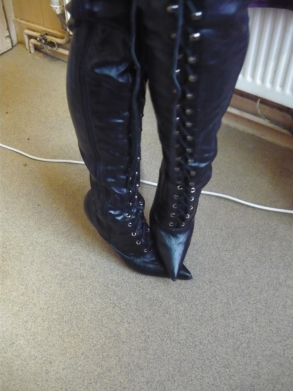 25P Old Ladie's New Boots