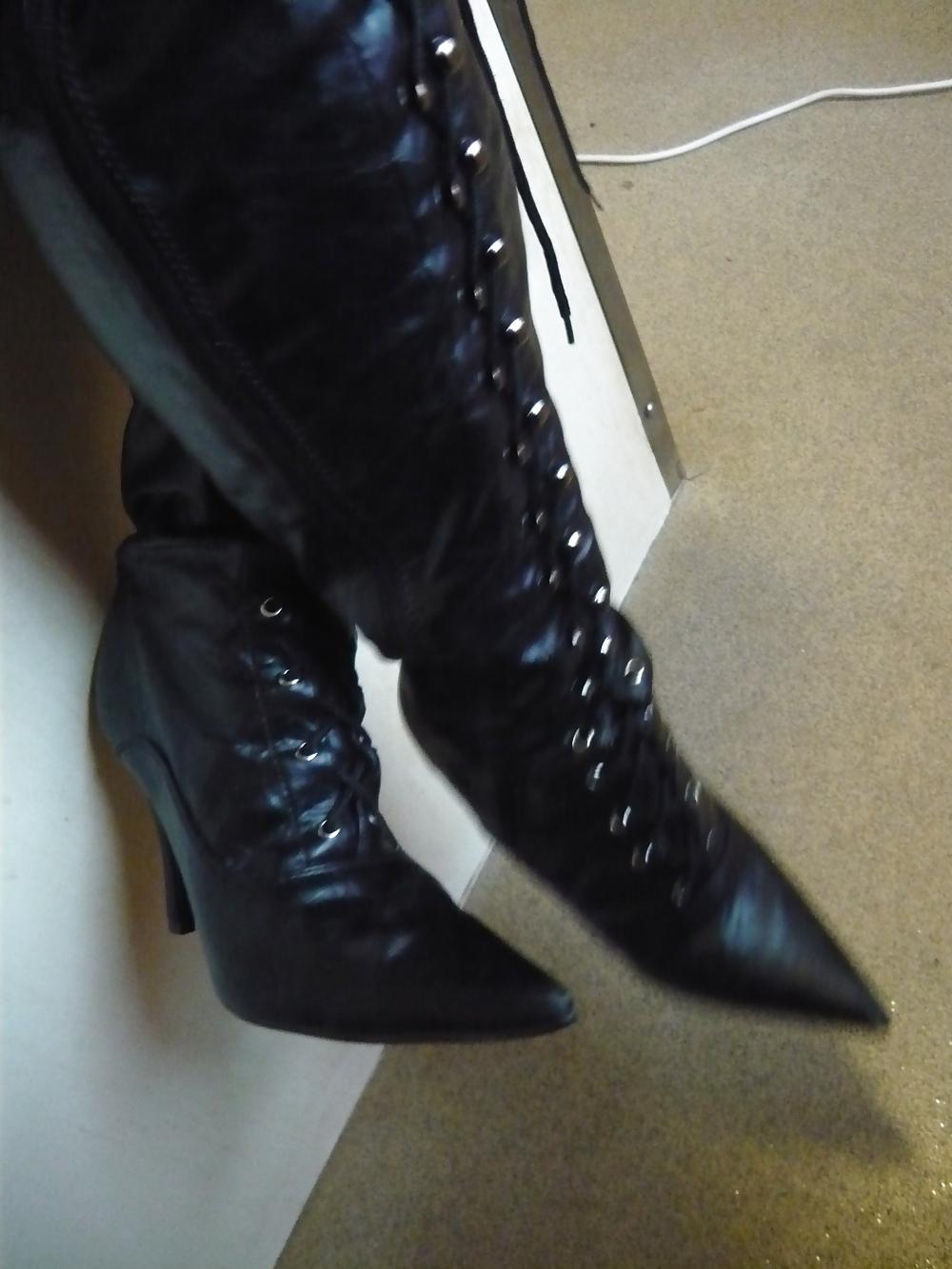 25P Old Ladie's New Boots