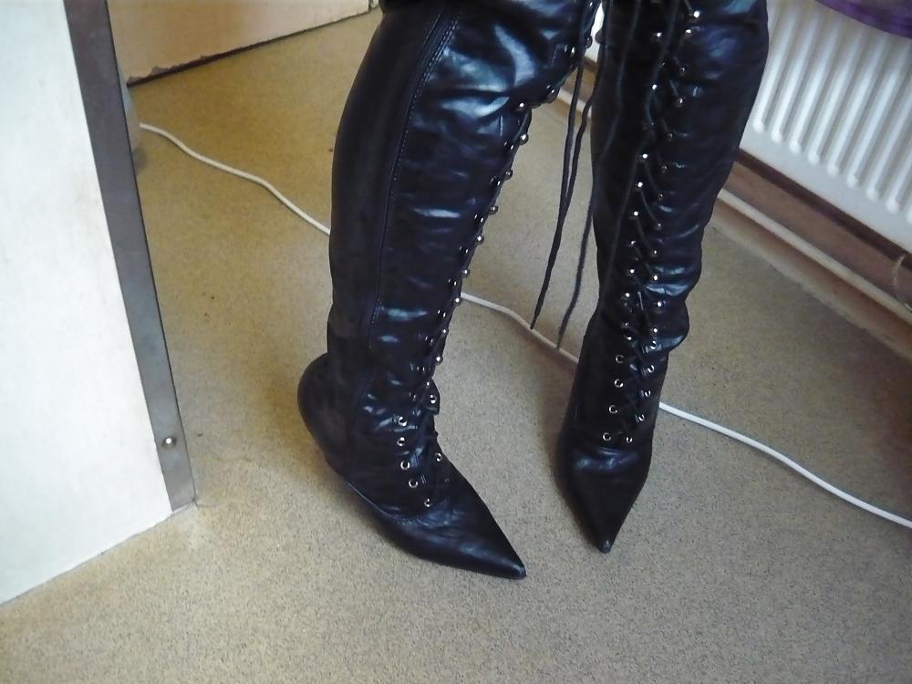 25P Old Ladie's New Boots
