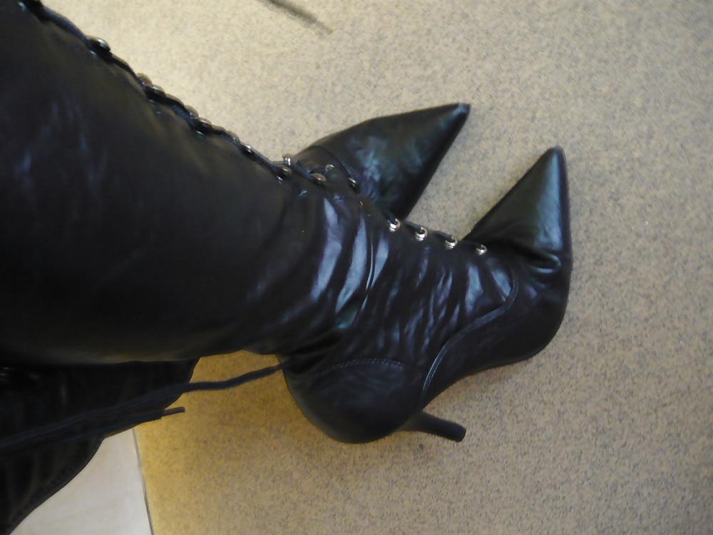 25P Old Ladie's New Boots