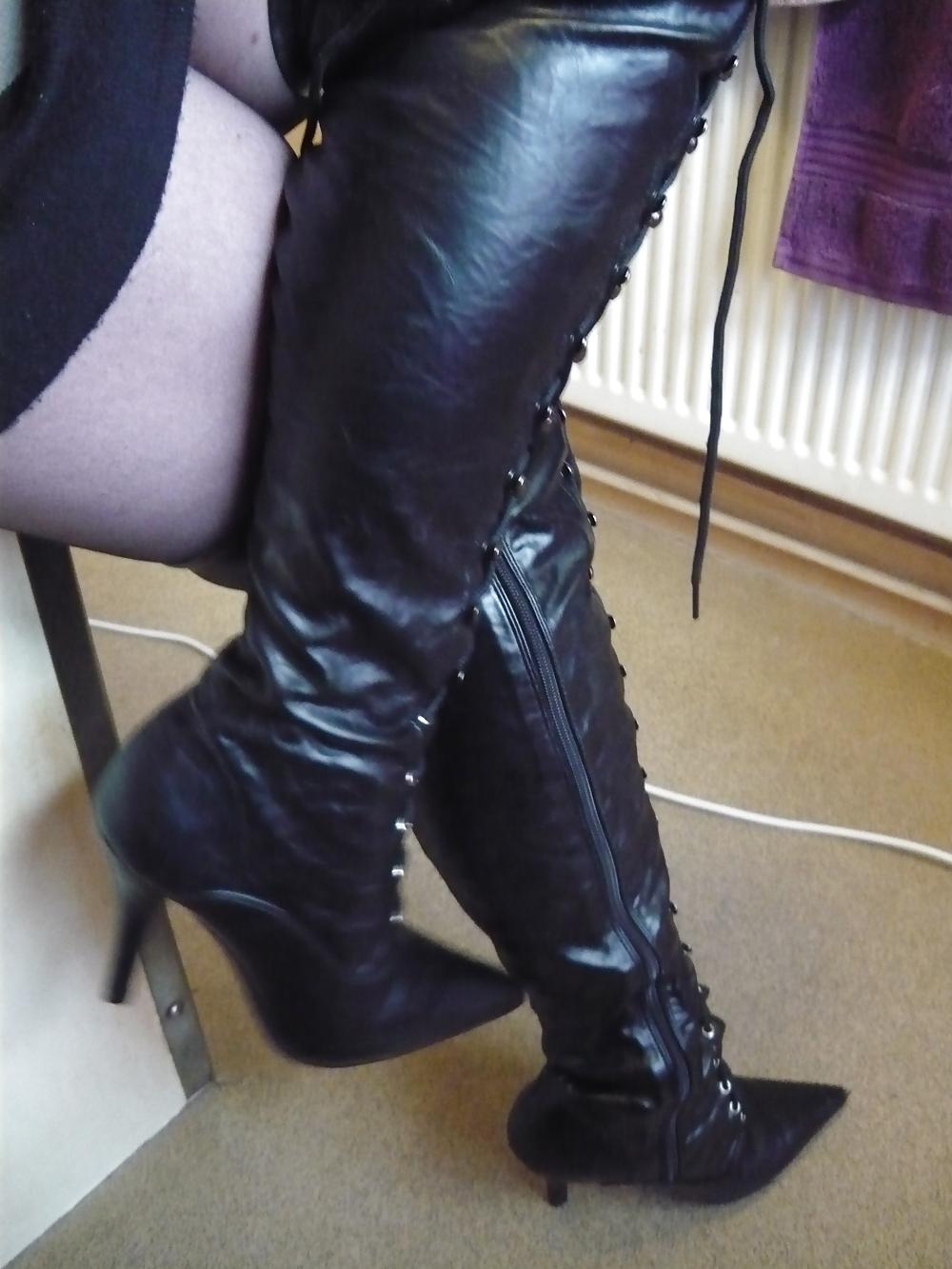 25P Old Ladie's New Boots