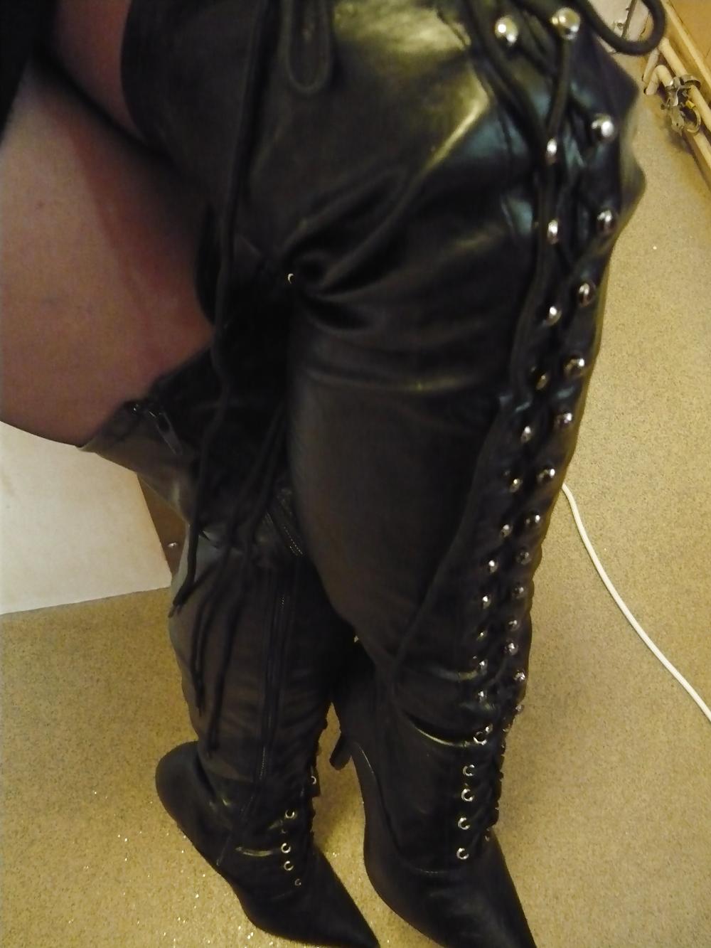 25P Old Ladie's New Boots