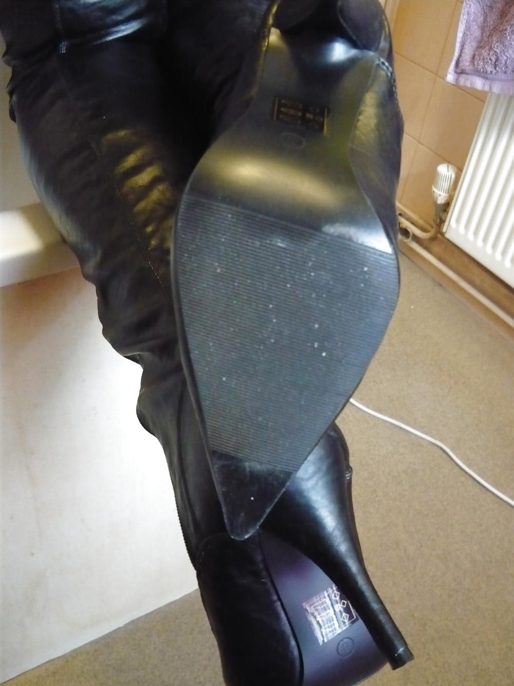 25P Old Ladie's New Boots