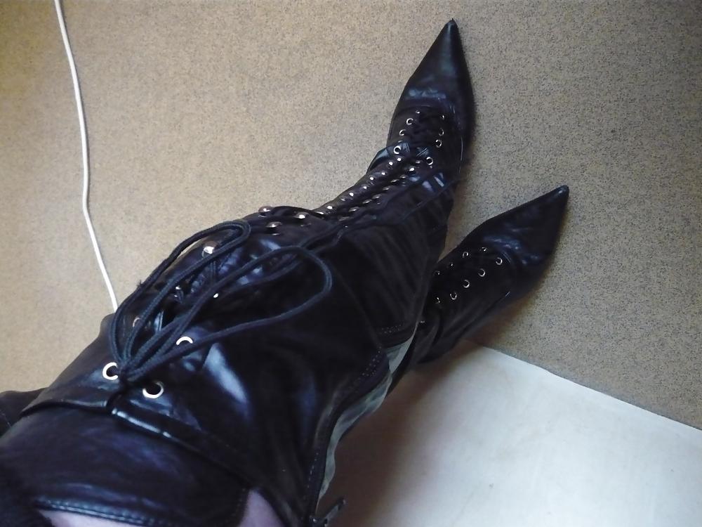 25P Old Ladie's New Boots