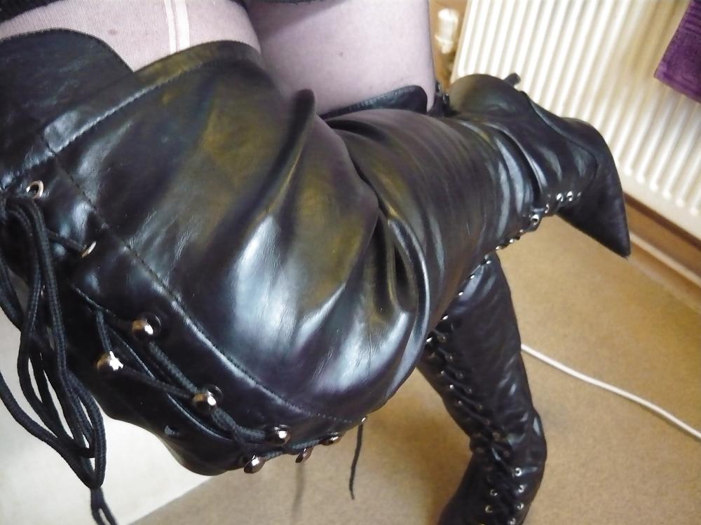 25P Old Ladie's New Boots