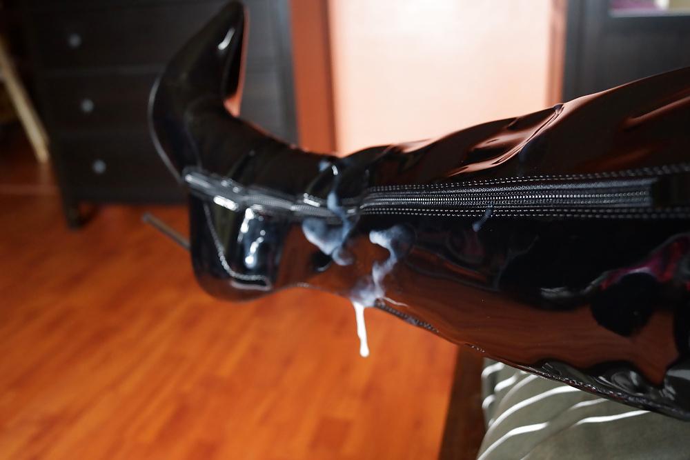 24P Cum on my boots !!!