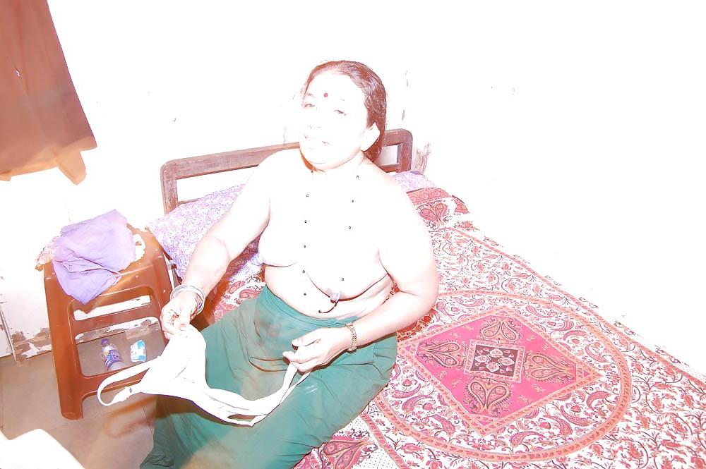 17P Sexy indian aunty