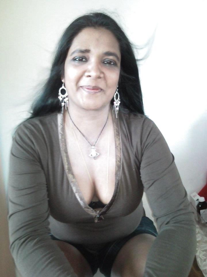 25P Sexy indian aunty