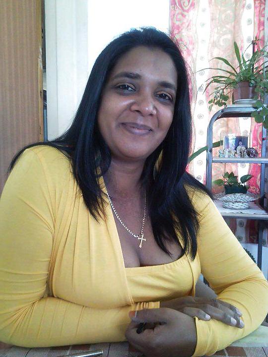 25P Sexy indian aunty