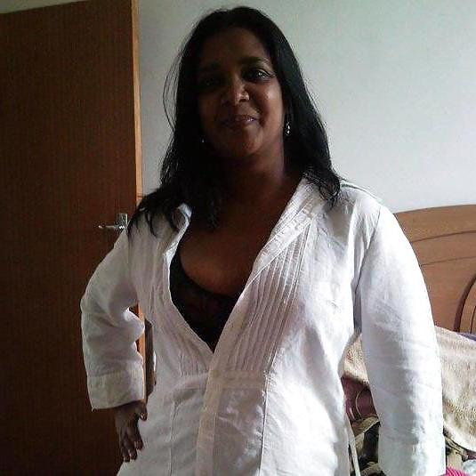 25P Sexy indian aunty