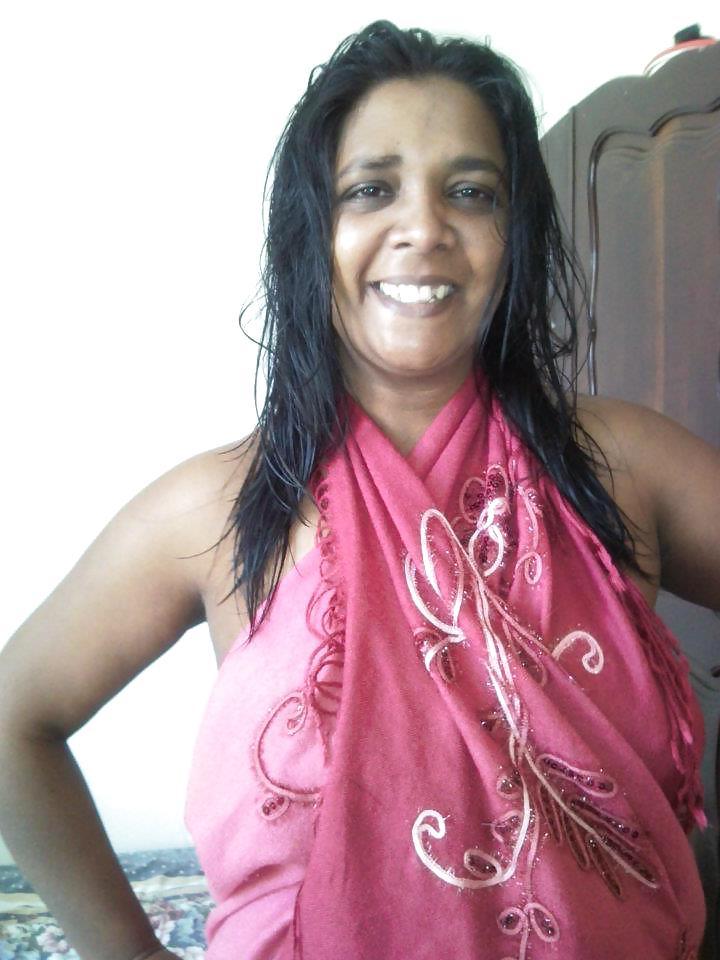 25P Sexy indian aunty