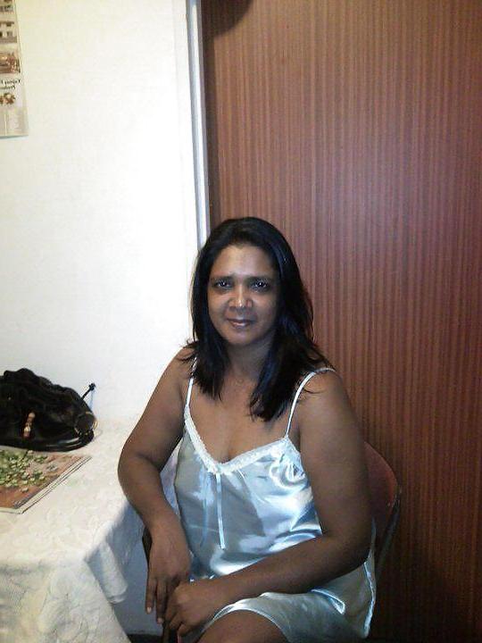25P Sexy indian aunty