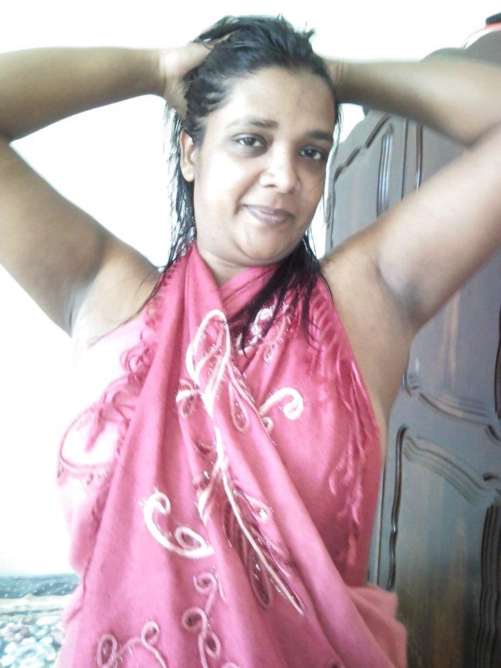 25P Sexy indian aunty