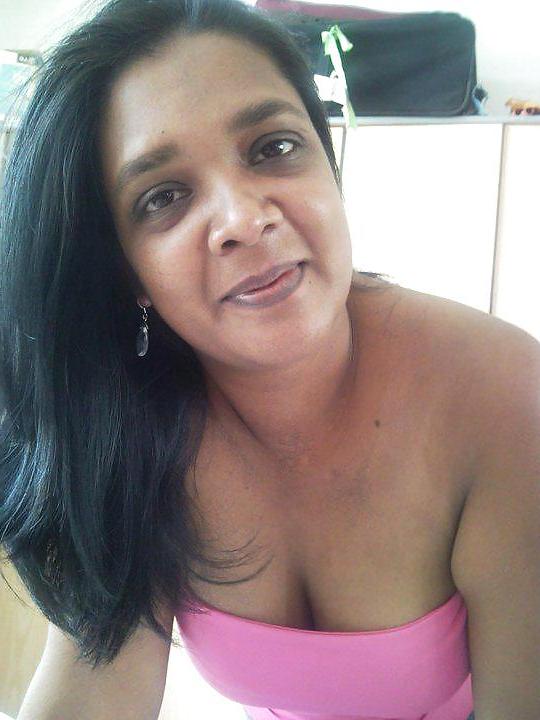 25P Sexy indian aunty