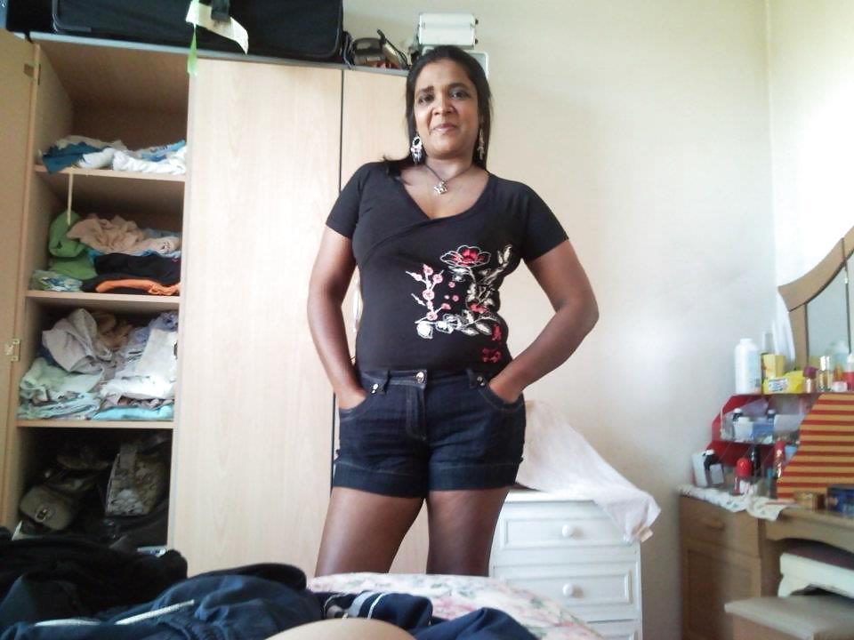 25P Sexy indian aunty